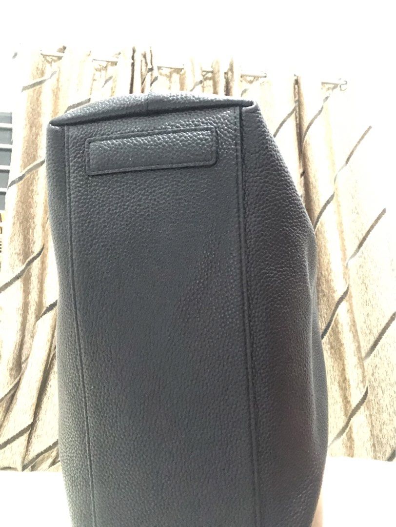 Tory Burch Black Leather Tote Bag with Shoulder Strap (Category: Luxury Bags & Wallets) located in Rizal. Submitted by elviedc2420209 (Listing ID 1461977547, Image 3). Description: - Brand: Tory Burch - Material: Black pebbled leather - Features: Top handles, detachable shoulder strap - Interior: Zippered pockets - Hardware: Gold details - Style: Spacious and versatile tote, ideal for everyday use.
