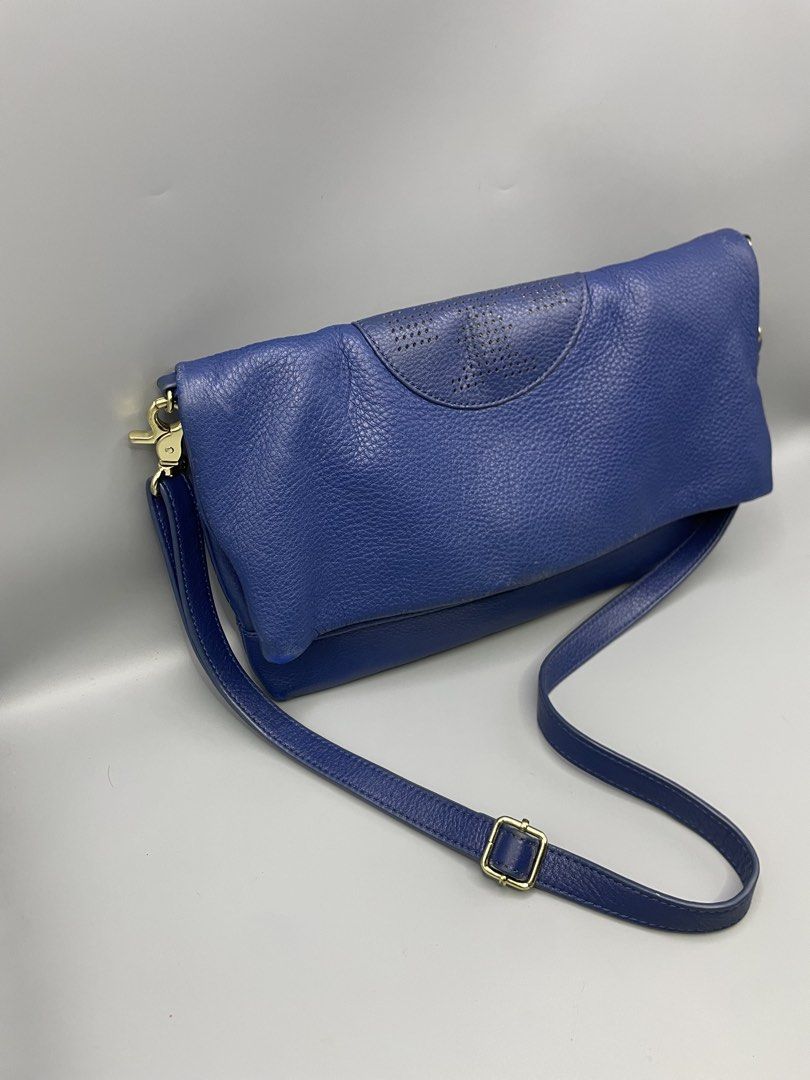 TORY BURCH LEATHER FOLD-OVER CROSSBODY BAG (Category: Shoulder Bags) located in Bulacan. Submitted by ridersthrift_ph (Listing ID 1461884184, Image 2). Description: In Great Condition Authentic Sign of usage by the first owner check flicks for details Gcash Payment Bulacan 📍.