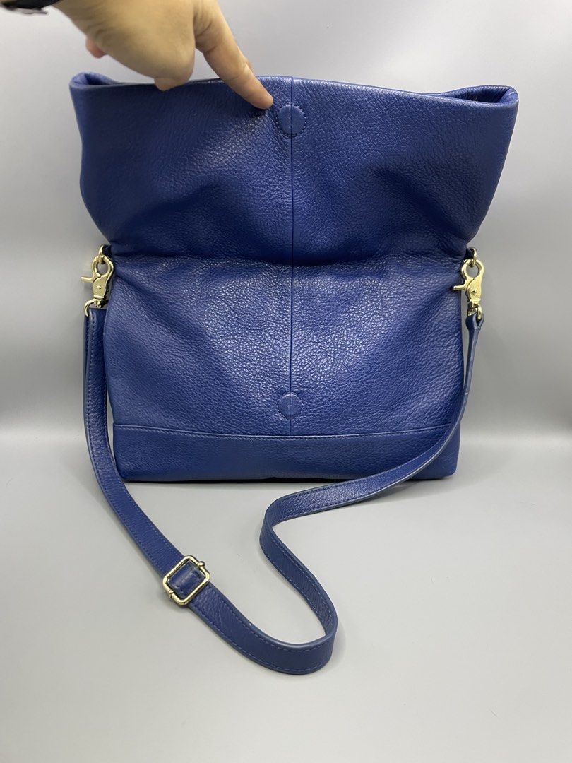 TORY BURCH LEATHER FOLD-OVER CROSSBODY BAG (Category: Shoulder Bags) located in Bulacan. Submitted by ridersthrift_ph (Listing ID 1461884184, Image 3). Description: In Great Condition Authentic Sign of usage by the first owner check flicks for details Gcash Payment Bulacan 📍.
