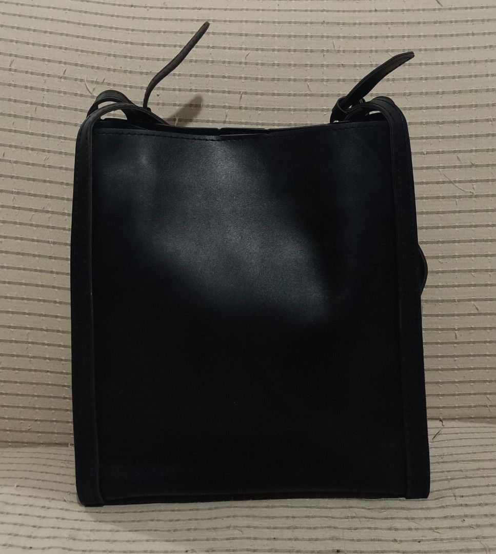 Totebag (Category: Shoulder Bags) located in General Trias. Submitted by murayta (Listing ID 1461906925, Image 3). Description: signs of usage lng po halos d halata meet up Sunnybrook Robinsons pala pala sm dasma mangahan Waltermart mode of payment gcash maya bank transfer courier j&t thankyou.