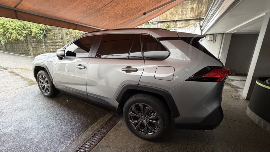 Toyota Rav4 Hybrid Auto (Category: Used Cars) located in Mandaluyong City. Submitted by gwabiiiii (Listing ID 1461870417, Image 3). Description: 2023 Rav4 Hybrid 22k milage Casa maintained Complete papers Buyer keeps all accessories !!!No resellers!!! Location: San Juan .