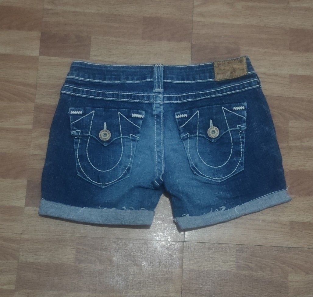 True Religion Short (Category: Shorts) located in Cabuyao City. Submitted by THRIFTHITS (Listing ID 1461977567, Image 1). Description: True Religion Short (Authentic) W 27-30 Mine 550‼️ Direct Message me and Add for fast Transaction ty .
