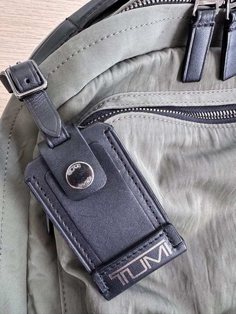 TUMI 綠色尼龍皮革背囊 （分類：手袋及銀包）位於 Hong Kong。 由 envoyjoe1020 提交（商品編號 1461835603，圖片 3）。簡介： TUMI 牌子嘅背囊，綠色尼龍配黑色皮革。前面有網袋同拉鏈位，方便擺嘢。入面有橙色內襯，仲有軟墊位。輕量,適合casual Ware或西裝返工或者去旅行用。。