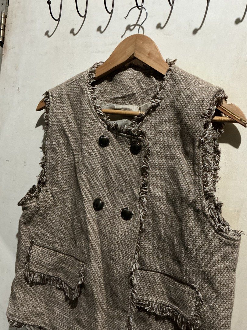 TWEED VEST TOP (Category: Others Tops) located in Dagupan City. Submitted by trendies_collection (Listing ID 1462009230, Image 2). Description: Preloved tweed Brand new tweed is expensive 😅 Medium to large Need wash.