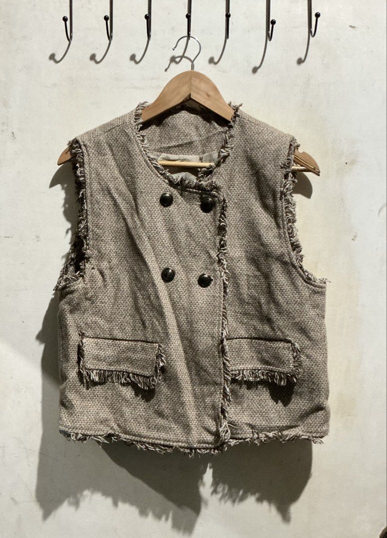 TWEED VEST TOP (Category: Others Tops) located in Dagupan City. Submitted by trendies_collection (Listing ID 1462009230, Image 1). Description: Preloved tweed Brand new tweed is expensive 😅 Medium to large Need wash.