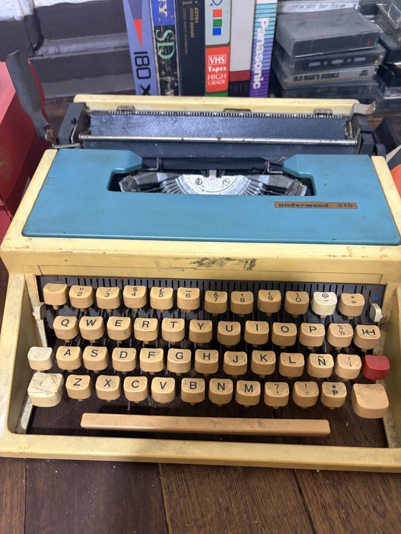 typewriter underwood 315 (Category: Printers, Scanners & Copiers) located in Makati City. Submitted by sausage011 (Listing ID 1461915731, Image 1). Description: pm nego.