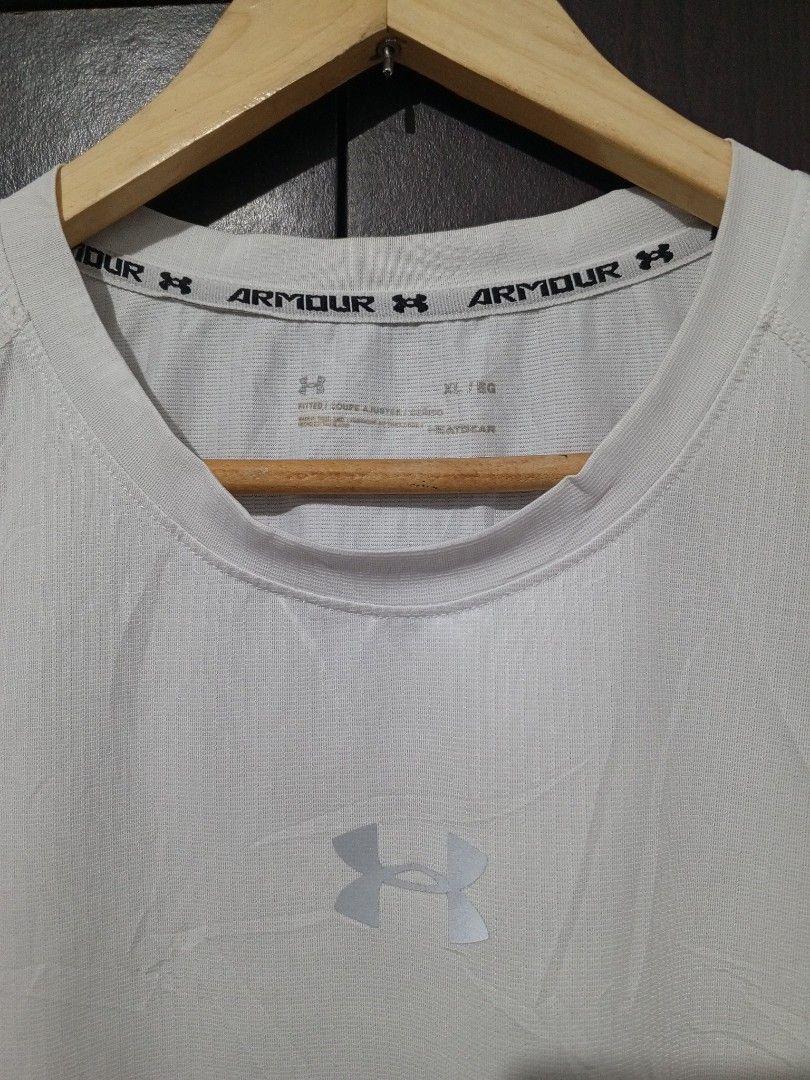 Under Armour compression shirt (Category: Activewear) located in Santa Maria. Submitted by paulo-garcia21 (Listing ID 1461806237, Image 3). Description: xl on tag 19.5 by 28 no issue excellent condition.
