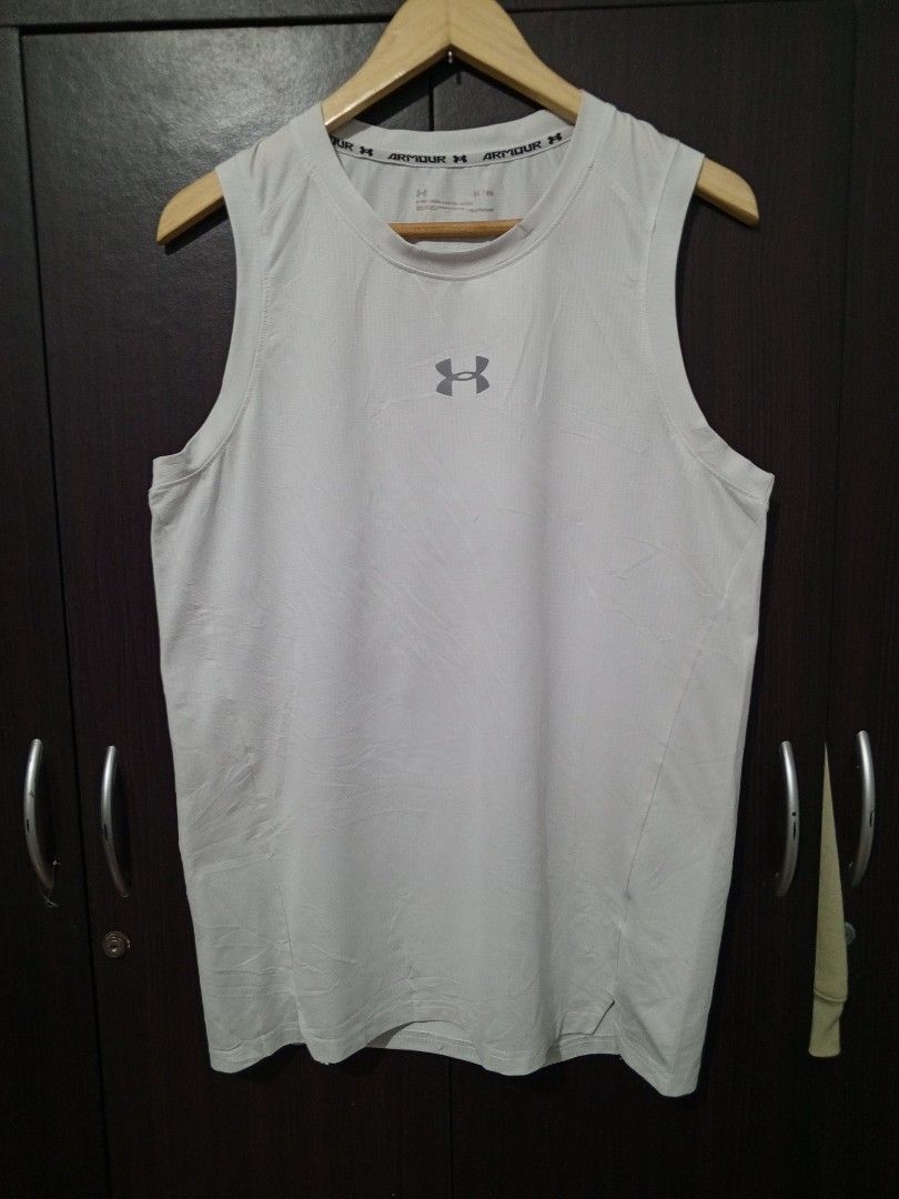 Under Armour compression shirt (Category: Activewear) located in Santa Maria. Submitted by paulo-garcia21 (Listing ID 1461806237, Image 1). Description: xl on tag 19.5 by 28 no issue excellent condition.