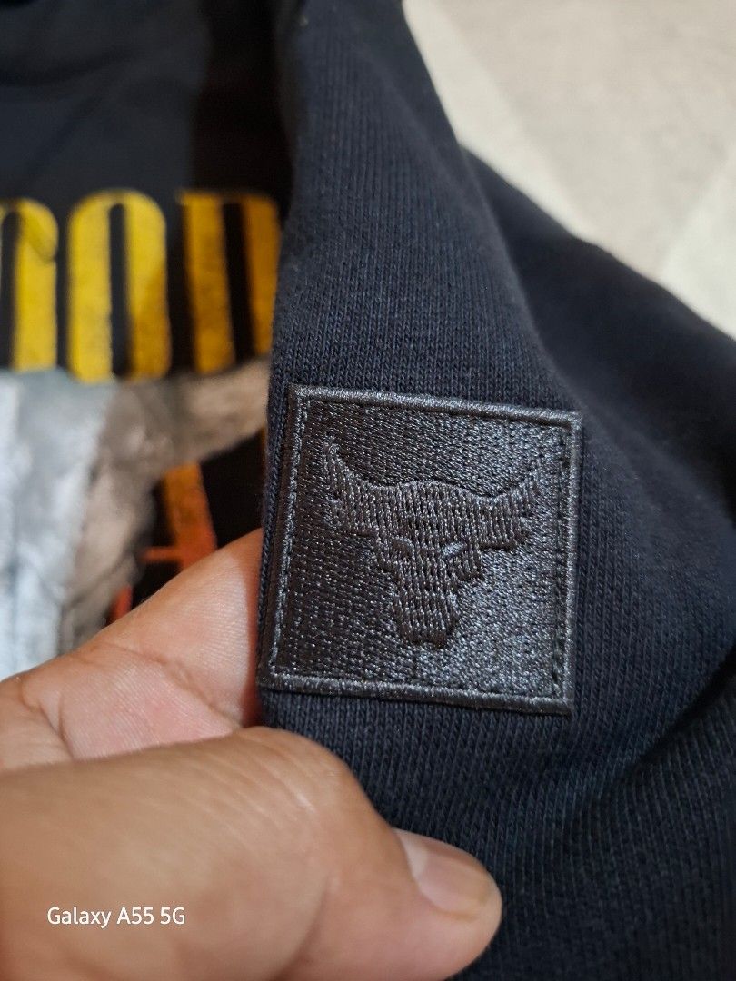 UNDER ARMOUR HOODED JACKET (Category: Coats, Jackets and Outerwear) located in Antipolo. Submitted by goldentiger-ac44 (Listing ID 1461910980, Image 3). Description: UNDER ARMOUR HOODED JACKET SIZE SMALL Dimension 21 by 26 Good as brandnew condition With hangtag No issue Price 1k Antipolo city location.