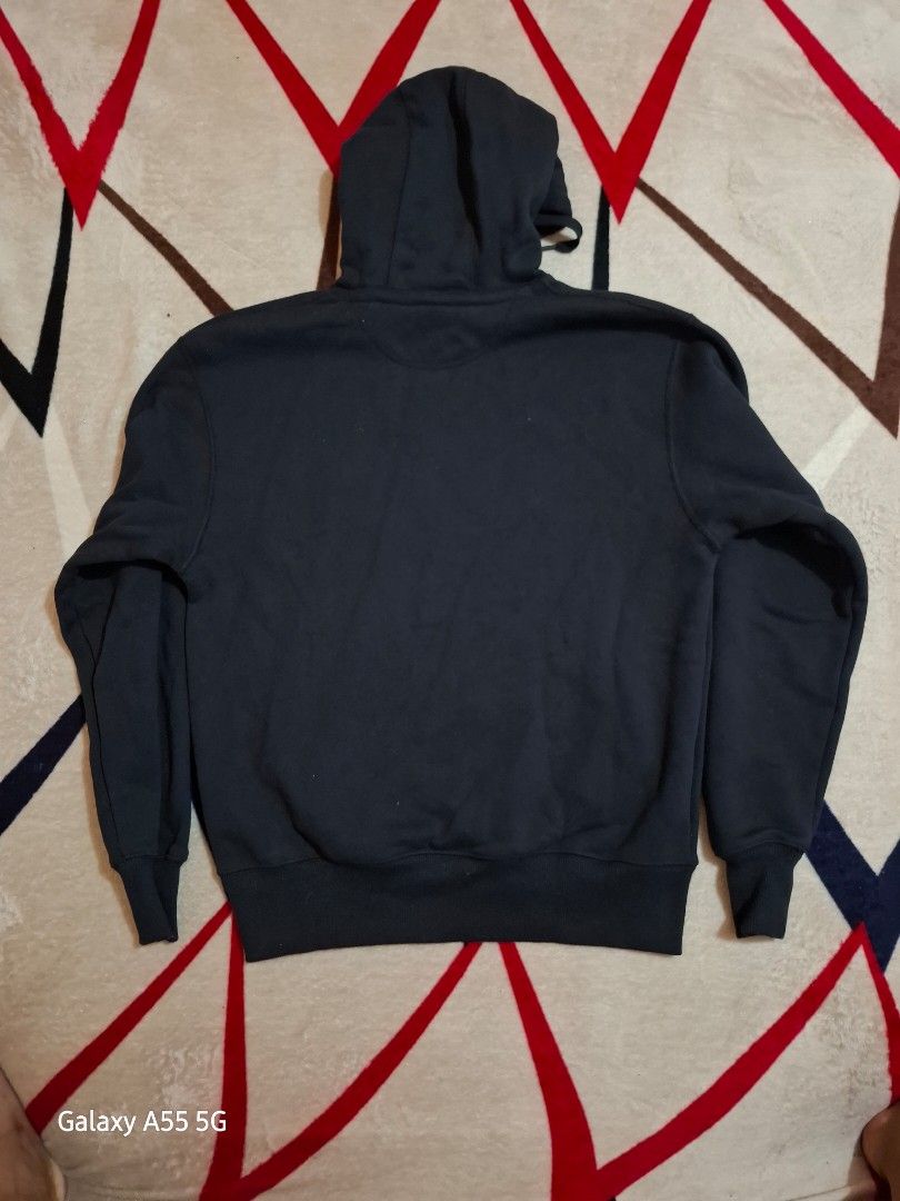 UNDER ARMOUR HOODED JACKET (Category: Coats, Jackets and Outerwear) located in Antipolo. Submitted by goldentiger-ac44 (Listing ID 1461910980, Image 2). Description: UNDER ARMOUR HOODED JACKET SIZE SMALL Dimension 21 by 26 Good as brandnew condition With hangtag No issue Price 1k Antipolo city location.