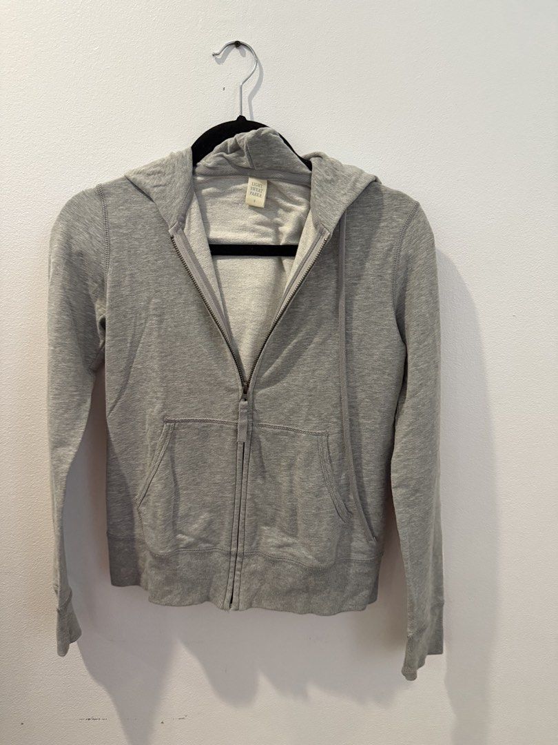 UNI QLO Grey Zip-Up Hoodie (Category: Coats, Jackets and Outerwear) located in Makati City. Submitted by jcalmartz (Listing ID 1461816974, Image 1). Description: - UNIQLO Grey Zip-Up Hoodie - Features a hood - Front pockets for convenience - Ideal for casual outings - Great for layering.