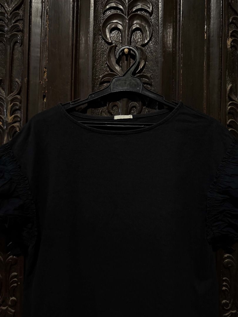 Uniqlo Black Blouse (Category: Shirts) located in Makati City. Submitted by thisjulia18 (Listing ID 1461841838, Image 2). Description: No Issues Size: Small GU UNIQLO Shipping via J&T Courier (50 pesos only).