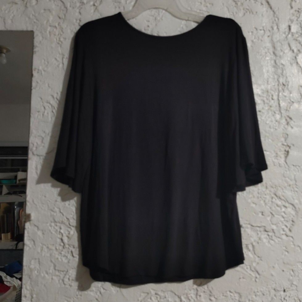 Uniqlo black top (Category: Blouses) located in Bacoor. Submitted by sayd17 (Listing ID 1461842608, Image 2). Description: .