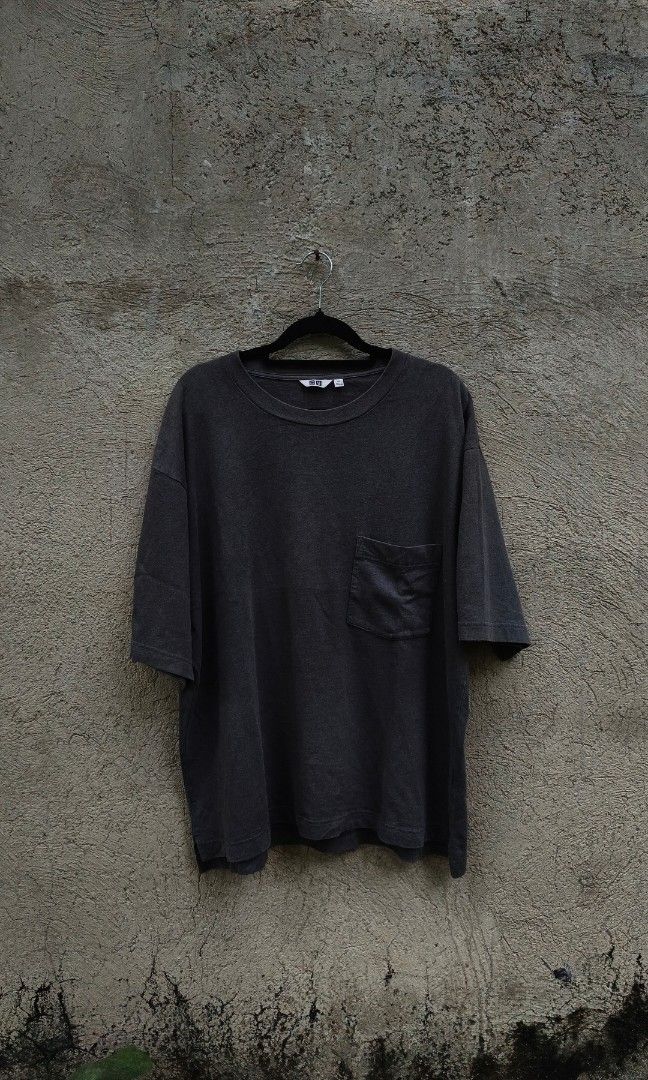 UNIQLO Dark Oversized Pocket Tee (Category: Tshirts & Polo Shirts ) located in Manila. Submitted by isaacquillobe12 (Listing ID 1461858663, Image 1). Description: 💰 Price: ₱350 📏 Size: [xl] ✨ Condition: [9/10] Clean UNIQLO oversized-style tee with a simple pocket detail. Easy to style and perfect for a relaxed casual fit. 📍 Cebu 🚚 Delivery Nationwide via jnt/ Maxim rate 📩 Message ThriftHaven to order/reserve First come, first served..