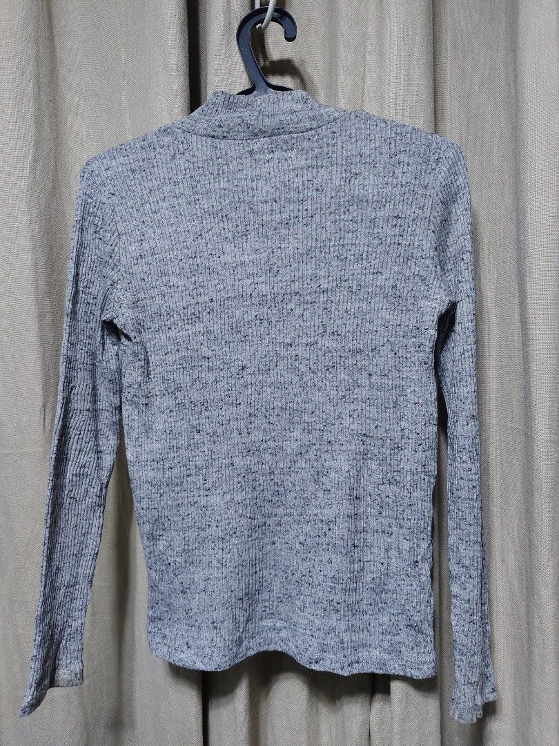 Uniqlo Grey Ribbed Mock Neck Top — Size Small (Category: Coats, Jackets and Outerwear) located in Baguio. Submitted by pisces_beattidue23 (Listing ID 1461966524, Image 3). Description: Uniqlo Grey Ribbed Mock Neck Top — Size Small.