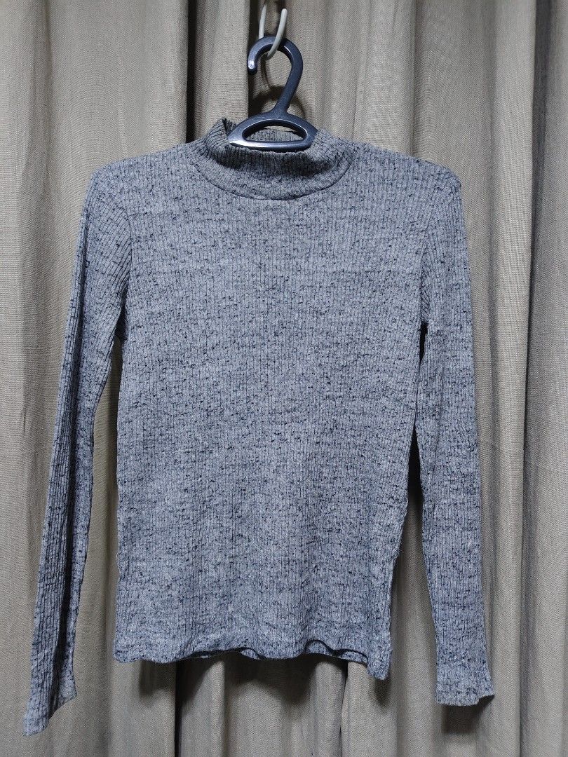 Uniqlo Grey Ribbed Mock Neck Top — Size Small (Category: Coats, Jackets and Outerwear) located in Baguio. Submitted by pisces_beattidue23 (Listing ID 1461966524, Image 1). Description: Uniqlo Grey Ribbed Mock Neck Top — Size Small.