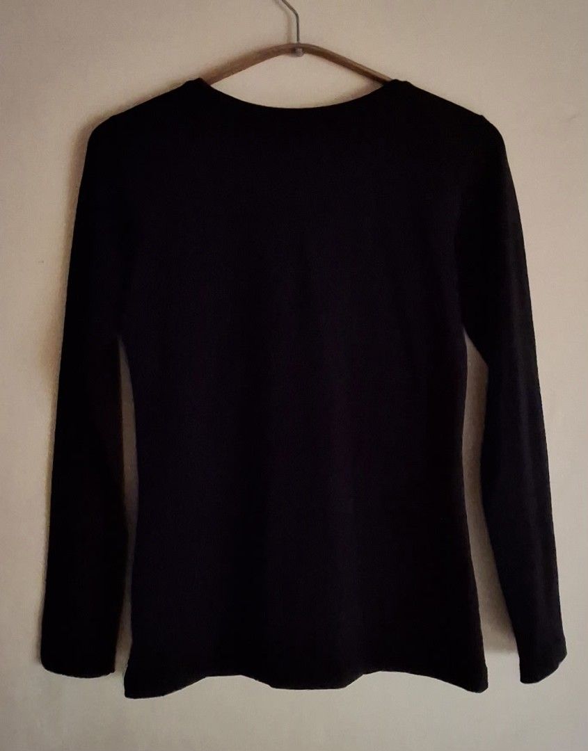 Uniqlo Heattech Extra Warm (Category: Longsleeves) located in Caloocan City. Submitted by haydee88 (Listing ID 1461801958, Image 2). Description: 🍒size on tag: Small.