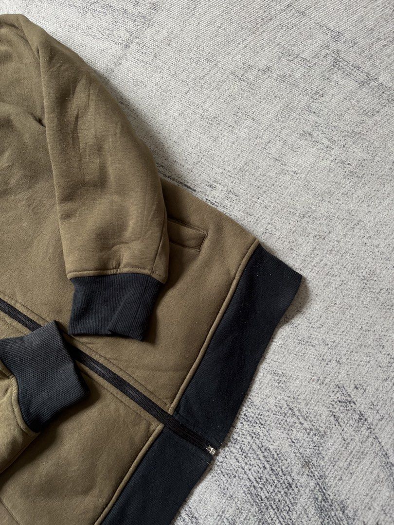 uniqlo jacket (Category: Coats, Jackets and Outerwear) located in Manila. Submitted by lesterrrrrr (Listing ID 1461931071, Image 2). Description: .