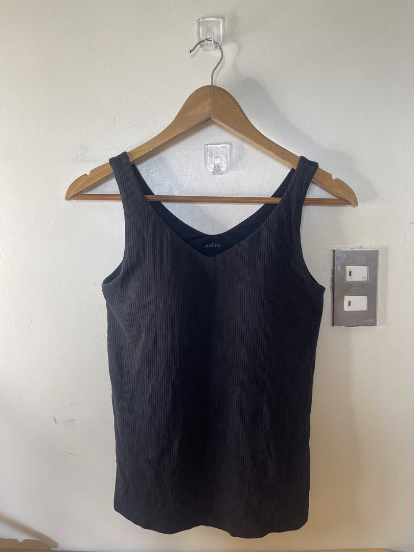 Uniqlo ribbed padded top M a49 (Category: Sleeveless) located in Baguio. Submitted by buyforless_2600 (Listing ID 1461864449, Image 1). Description: .