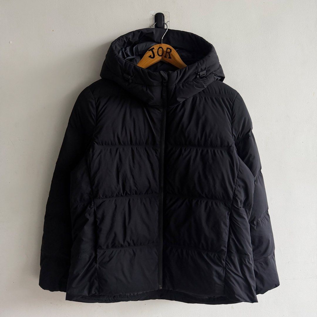 Uniqlo Seamless Down Puffer Jacket (Category: Coats, Jackets and Outerwear) located in San Fernando. Submitted by jorjorr (Listing ID 1461991647, Image 1). Description: Uniqlo Seamless Down Parka Jacket Black color Original 💯 Unisex Small on tag 22 width 25 length Excellent to new condition Ni issue Color may vary due to lighting P1,999.
