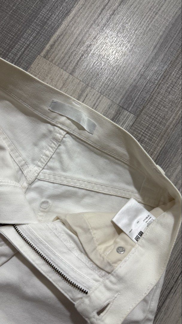 Uniqlo Shorts (Category: Shorts) located in Orani. Submitted by iveecrz (Listing ID 1461860874, Image 3). Description: 23-24inch.