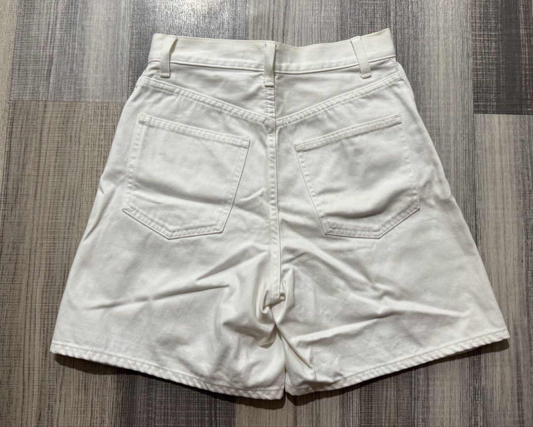 Uniqlo Shorts (Category: Shorts) located in Orani. Submitted by iveecrz (Listing ID 1461860874, Image 2). Description: 23-24inch.