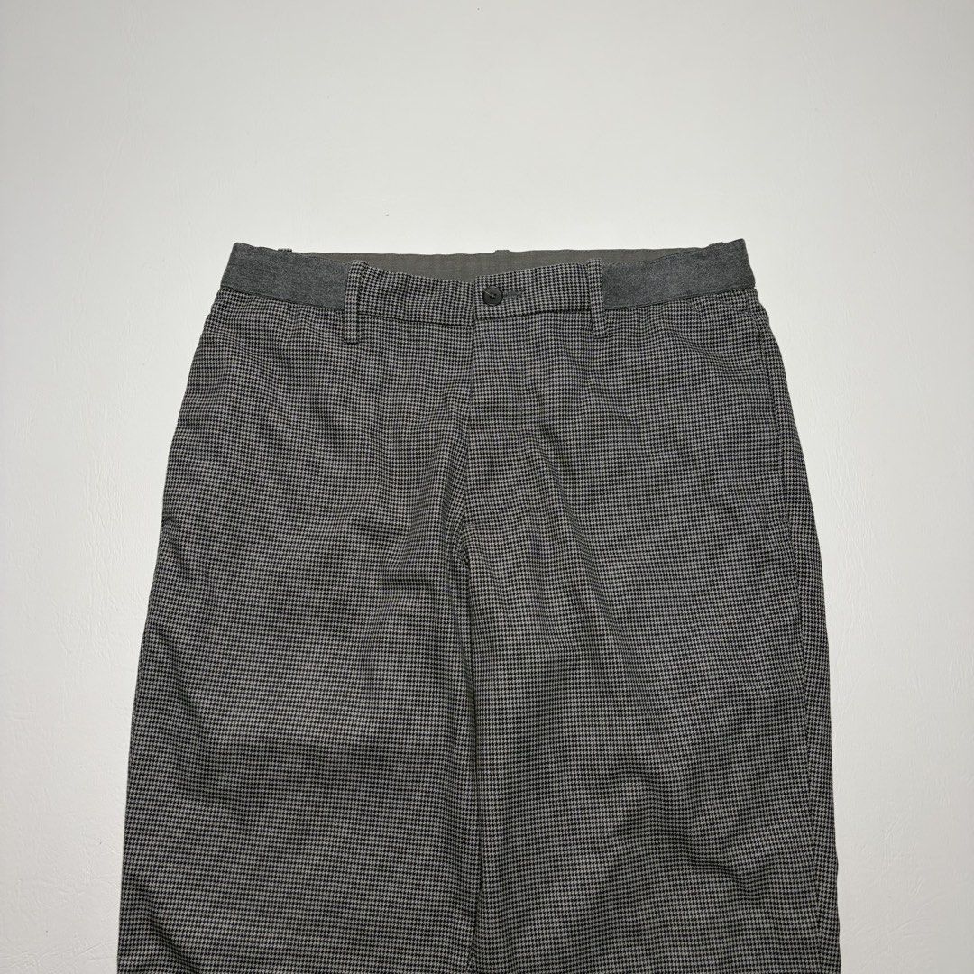 UNIQLO SMART ANKLE PANTS 2-WAY STRETCH (Category: Chinos) located in Guagua. Submitted by lexithrift (Listing ID 1461869487, Image 3). Description: UNIQLO SMART ANKLE PANTS 2-WAY STRETCH SIZE M DIMES 30-34X36 EXCELLENT CONDITION PHP 580 .