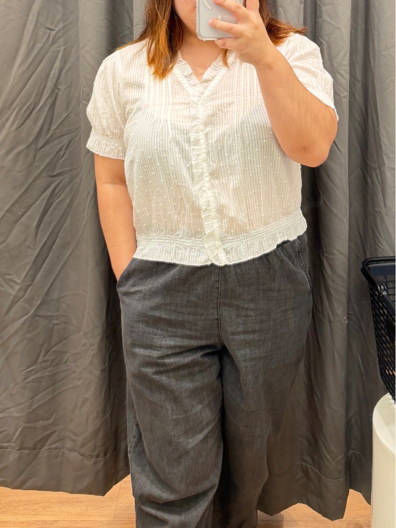 UNIQLO V Neck White Blouse (Category: Blouses) located in San Jose del Monte. Submitted by chingguyahhh19 (Listing ID 1461967909, Image 2). Description: - Cute white blouse - Ruffled V-neckline - Short sleeves - Subtle textured stripe and tiny dot details - Elasticated hem for comfort - Perfect for casual or dressed-up outfits.