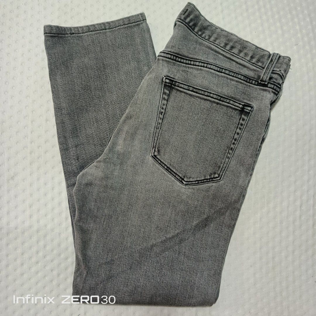UNIQLO WASHED JEANS 32 (Category: Jeans) located in Quezon City. Submitted by ahyaladyblue (Listing ID 1462021440, Image 2). Description: .