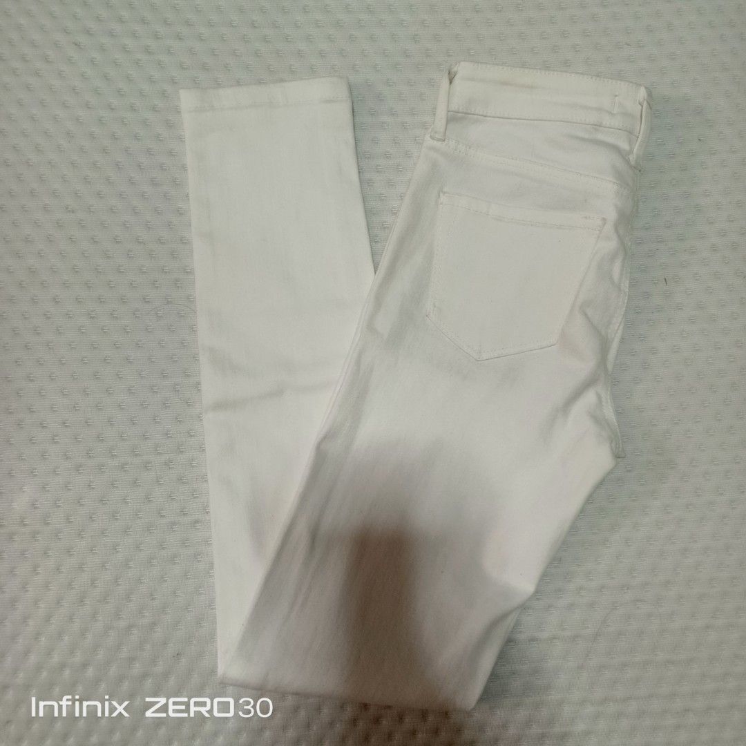 UNIQLO WHITE JEANS 26 (Category: Jeans) located in Quezon City. Submitted by ahyaladyblue (Listing ID 1461968650, Image 2). Description: .