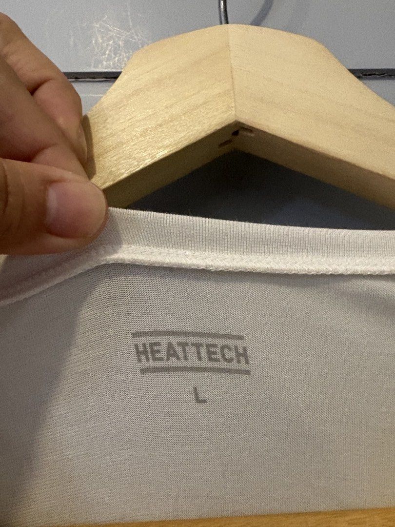 UNIQLO WOMENS WHITE HEATTECH (L) (Category: Coats, Jackets and Outerwear) located in Lipa City. Submitted by upcycle_alley (Listing ID 1461974713, Image 3). Description: .