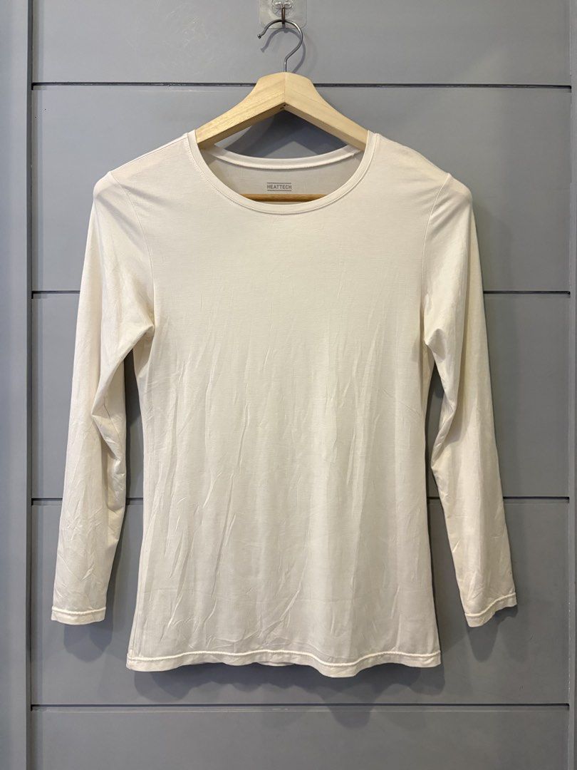 UNIQLO WOMENS WHITE HEATTECH (L) (Category: Coats, Jackets and Outerwear) located in Lipa City. Submitted by upcycle_alley (Listing ID 1461974713, Image 1). Description: .