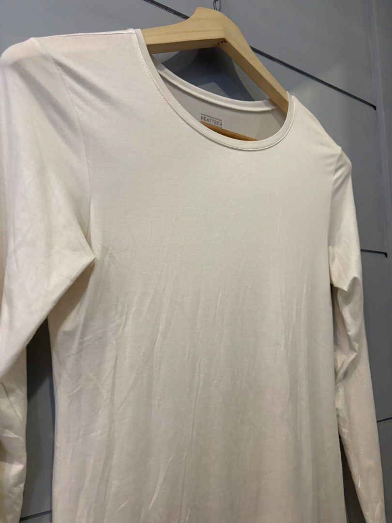 UNIQLO WOMENS WHITE HEATTECH (L) (Category: Coats, Jackets and Outerwear) located in Lipa City. Submitted by upcycle_alley (Listing ID 1461974713, Image 2). Description: .
