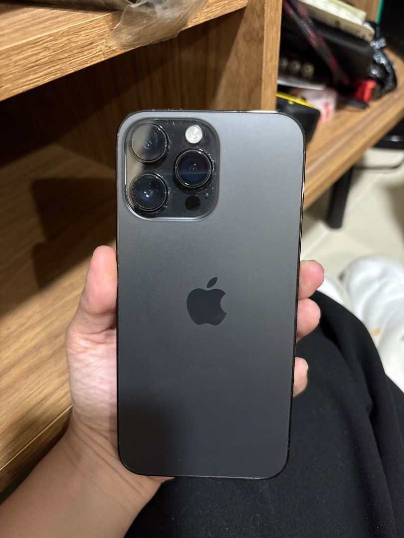 Used Iphone 14 Pro Max For Sale (Category: iPhone 14 Series) located in Caloocan City. Submitted by youngdolphin.0a03ca (Listing ID 1461979835, Image 3). Description: Has slight scratches but only caused by previous phone casing. With charging connector..