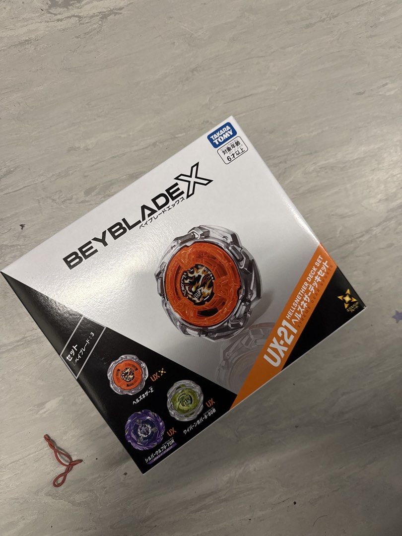 UX-21 UX21 全新 有Code H標 大圍交收 （分類：動作及對戰玩具）位於 Hong Kong。 由 edwinckw 提交（商品編號 1461805027，圖片 1）。簡介： TAKARA TOMY 出品嘅Beyblade X UX-21 赫爾斯奈瑟牌組。盒面有寫住 6 歲以上適用。牌組入面有三款唔同嘅陀螺，包括赫爾斯奈瑟、銀狼同埋飛龍。。