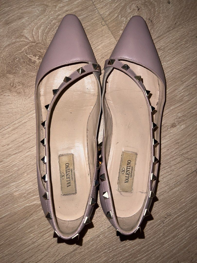 Valentino Garavani Rockstud Flats (Category: Flats & Sandals) located in Quezon City. Submitted by mmjjc (Listing ID 1461808801, Image 1). Description: Valentino Garavani Rockstud Flats Color: Light Pink/Mauve Hardware: Gold-toned studs Still in wearable condition Dust bag included Free same day delivery within selected areas in QC/Sampaloc.