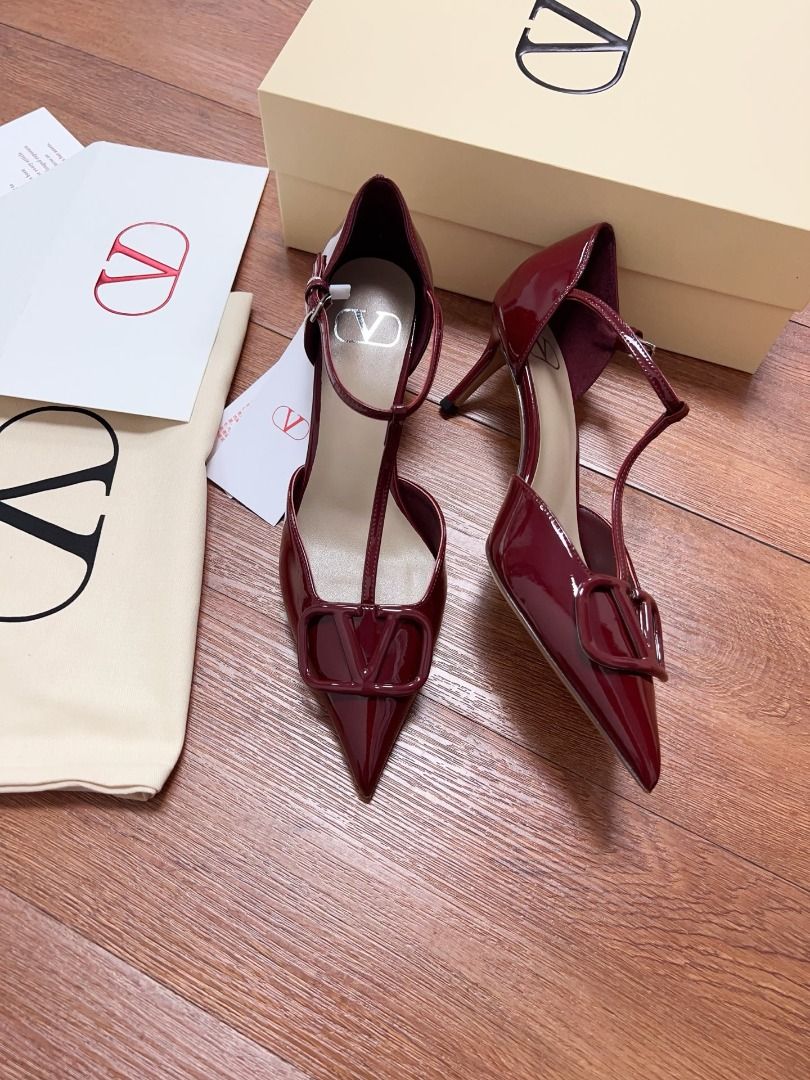 Valentino sandals (Category: Sandals) located in San Juan City. Submitted by noblemounta2335 (Listing ID 1461895542, Image 2). Description: .
