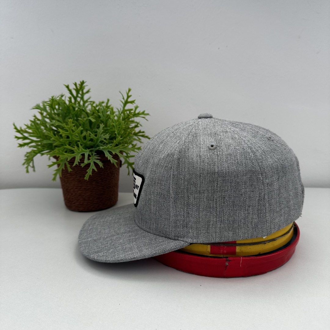 Vans Full Patch Snapback Adjustable Gray (Category: Cap & Hats) located in Kota Kinabalu. Submitted by rnthriftstore (Listing ID 1461849775, Image 2). Description: Nice condition OSFA.