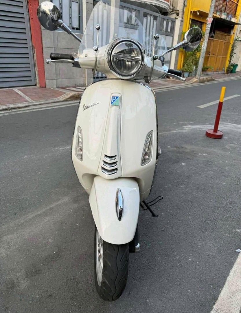 Vespa Primavera 150 White Scooter (Category: Motorbikes for Sale) located in Manila. Submitted by thequeennn (Listing ID 1461960152, Image 3). Description: White Vespa Primavera 150. Brown seat. Has a windshield and chrome accents. Ready for a new owner. Great for city rides. Driven 15km..