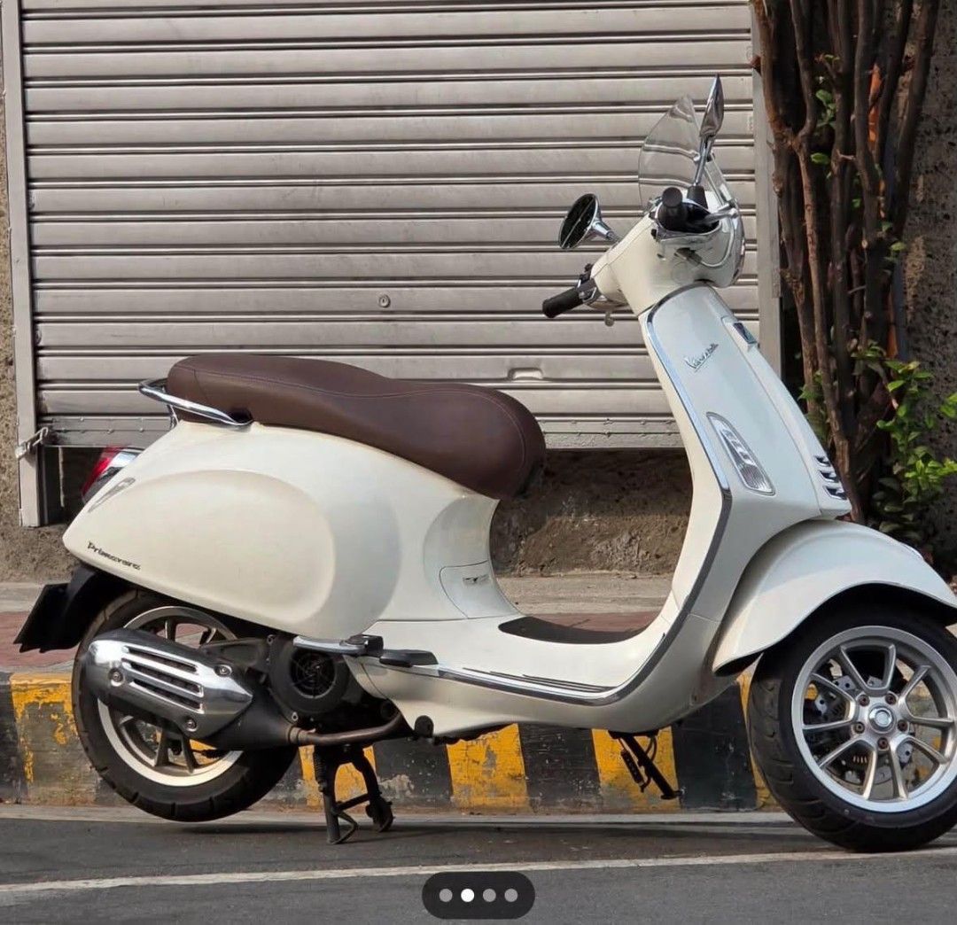 Vespa Primavera 150 White Scooter (Category: Motorbikes for Sale) located in Manila. Submitted by thequeennn (Listing ID 1461960152, Image 2). Description: White Vespa Primavera 150. Brown seat. Has a windshield and chrome accents. Ready for a new owner. Great for city rides. Driven 15km..