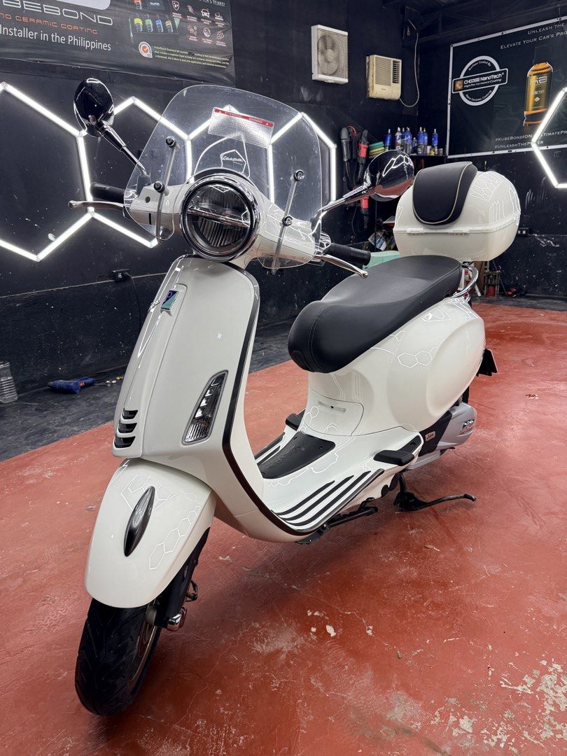 Vespa White Scooter with Windshield and Top Box (Category: Skates, Rollerblades & Scooters) located in Taguig. Submitted by jmichael_soriano (Listing ID 1461966929, Image 3). Description: 2020 model Vespa primavera s 870km only Top box Fly screen Registered New oil change Like new .