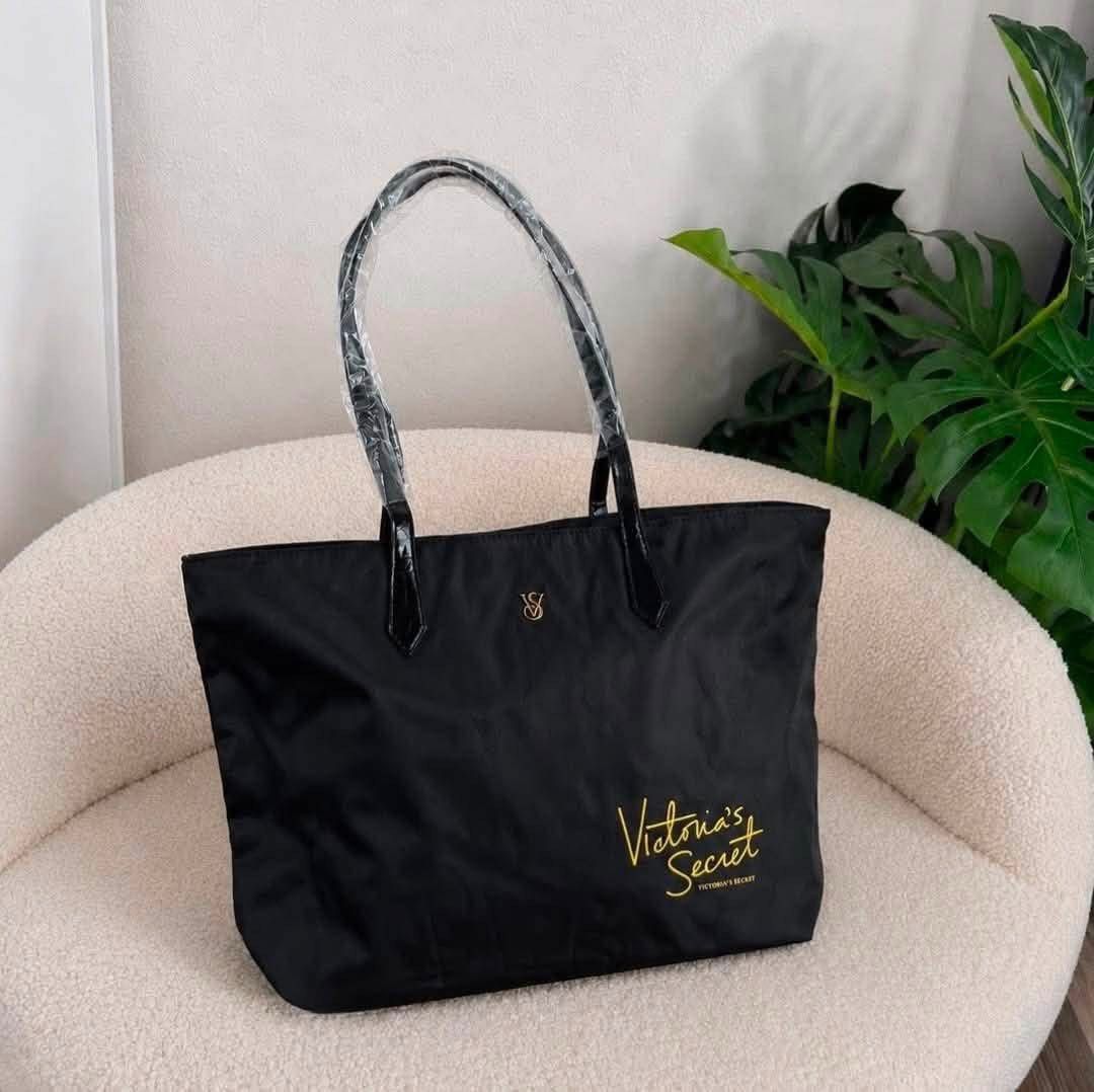 Victoria’s. Secret bag (Category: Shoulder Bags) located in Manila. Submitted by avery.thing (Listing ID 1461897330, Image 2). Description: .