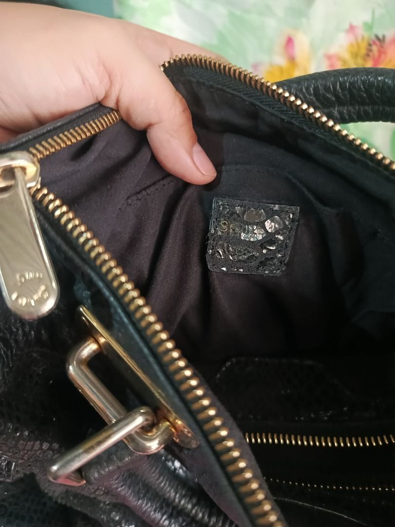 Vintage BLACK LV Handbag (Category: Luxury Bags & Wallets) located in Cagayan de Oro. Submitted by janeeh_007 (Listing ID 1461896120, Image 3). Description: -Black leather -Two rolled top handles -Gold/brass-tone hardware -Top central zipper -Two side compartments/pockets -Exterior small zip pockets -The distinctive Louis Vuitton “Inventeur – 101, avenue des Champs-Élysées, Paris” plaque.