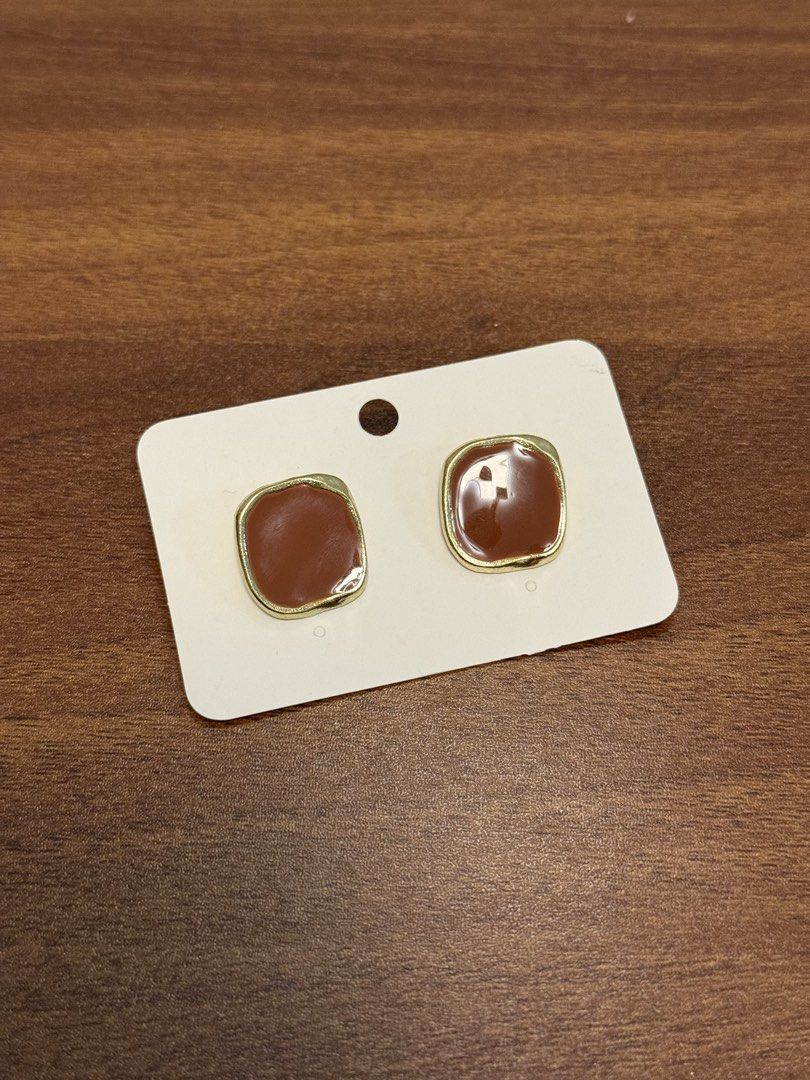 Vintage Brown Square Enamel Earrings (Category: Earrings) located in Baliuag. Submitted by from.linea (Listing ID 1461918827, Image 1). Description: Vintage Brown Square Enamel Earrings Price: ₱50 RFS: Decluttering (never been used) Location: Baliuag, Bulacan Pickup/Meet-up: Around Baliuag Delivery Options: SPX | Lalamove (Delivery fee will be shouldered by the buyer) Additional Notes: Feel free to send a private message if you’re interested or i
