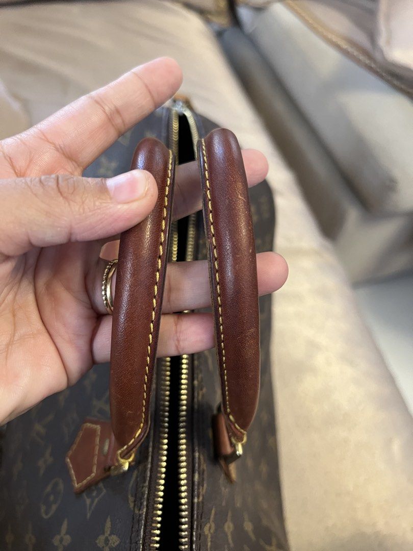 Vintage Louis Vuitton Boston (Category: Luxury Bags & Wallets) located in San Antonio. Submitted by kimbags (Listing ID 1461817832, Image 3). Description: Bag is still in good shape and condition japan Surplus Vintage peace kayo na humusga😍🫶 cheaper among the rest Issues: small cracks sa lips and zipper puller is replace na po,.