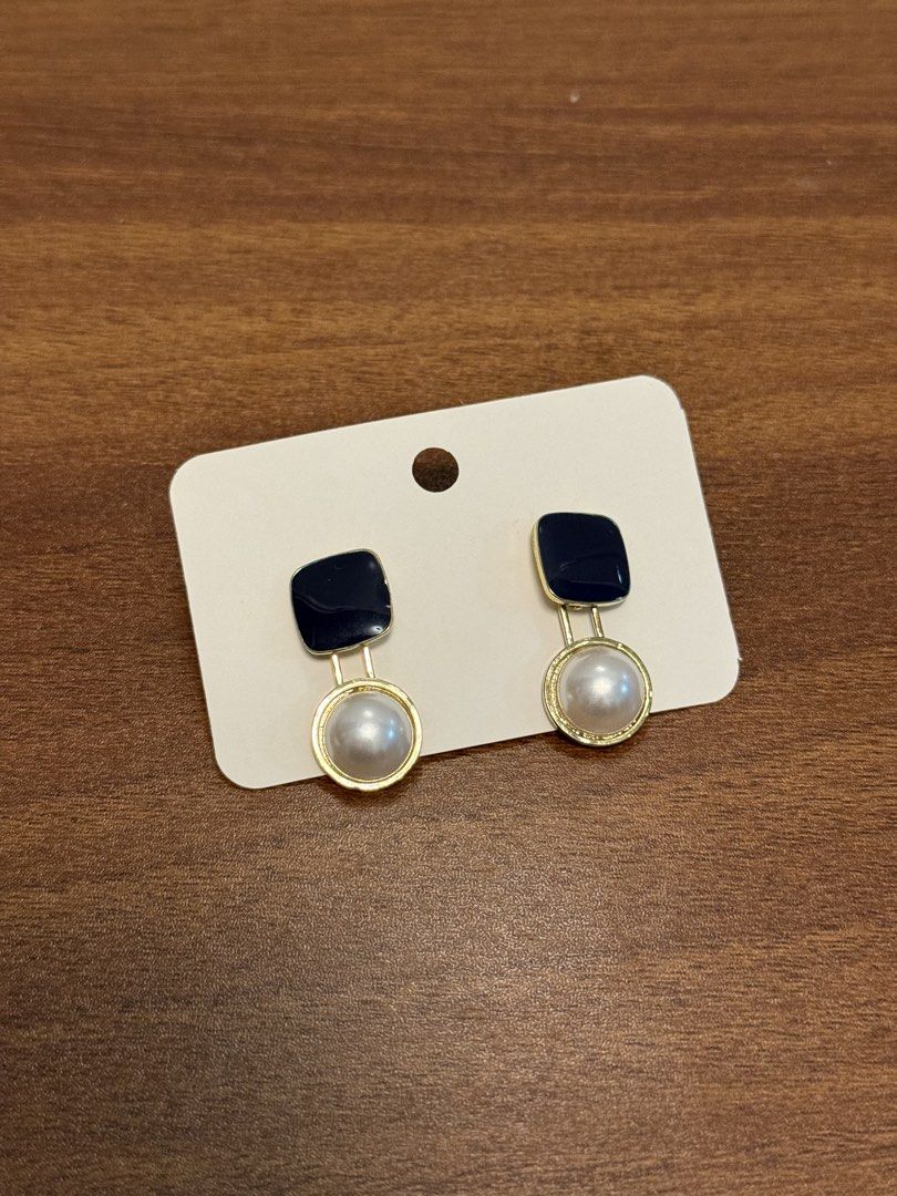 Vintage Navy Blue & Pearl Drop Earrings (Category: Earrings) located in Baliuag. Submitted by from.linea (Listing ID 1461918596, Image 1). Description: Vintage Navy Blue & Pearl Drop Earrings Price: ₱50 RFS: Decluttering (never been used) Location: Baliuag, Bulacan Pickup/Meet-up: Around Baliuag Delivery Options: SPX | Lalamove (Delivery fee will be shouldered by the buyer) Additional Notes: Feel free to send a private message if you’re intereste