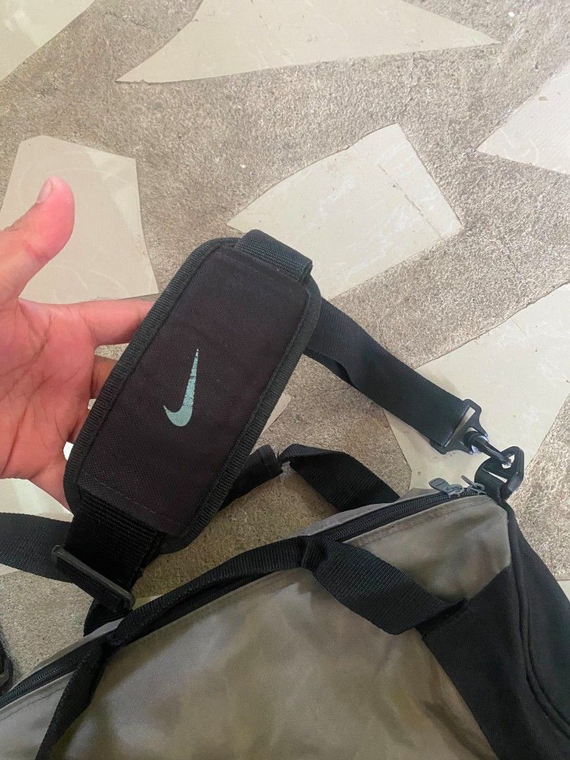 Vintage Nike duffle bag (Category: Sling Bags) located in Borongan. Submitted by thrift-real2.0 (Listing ID 1461806566, Image 2). Description: vintage nike duffle bag excellent condition color rate:9.5/10 no issue 850 plus sf.