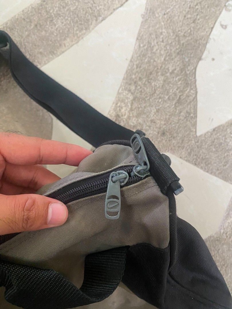 Vintage Nike duffle bag (Category: Sling Bags) located in Borongan. Submitted by thrift-real2.0 (Listing ID 1461806566, Image 3). Description: vintage nike duffle bag excellent condition color rate:9.5/10 no issue 850 plus sf.