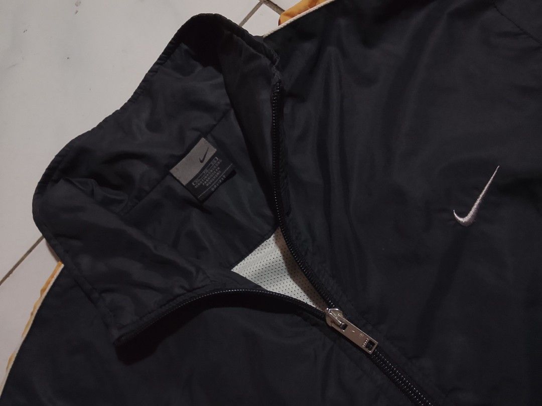 Vintage Nike Embroid Windbreaker (Category: Coats, Jackets and Outerwear) located in Cavite. Submitted by ara.thrifts (Listing ID 1461810720, Image 2). Description: Vintage Nike Jacket XL width "22" length "28" no issue bnew crispy pa 10/10 cr.