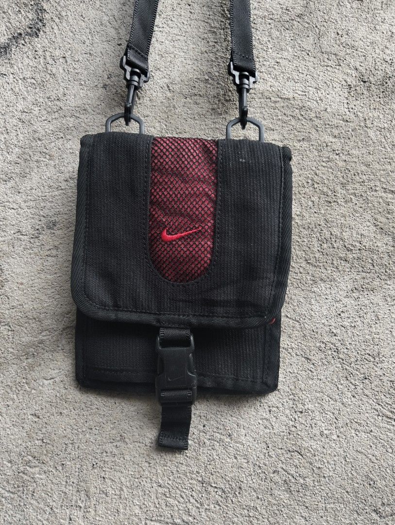 Vintage Nike Sling Wallet (Category: Belt bags, Clutches and Pouches) located in Sibulan. Submitted by paulbrain (Listing ID 1461875986, Image 3). Description: Good Condition Minimal issue at the last pic.
